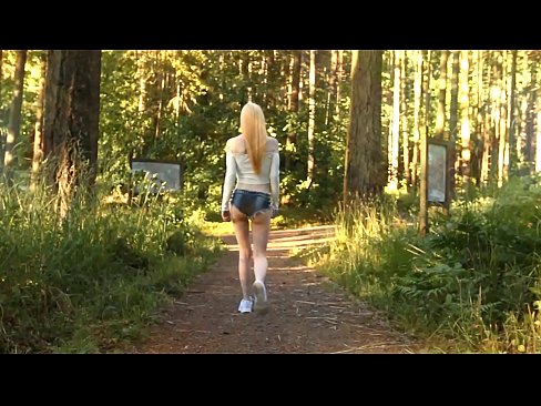 ❤️ Schöne Frau bewegt sich langsam, nicht nackt Video ☑ Hard porn bei porn de.niceporn-tv.ru ❤